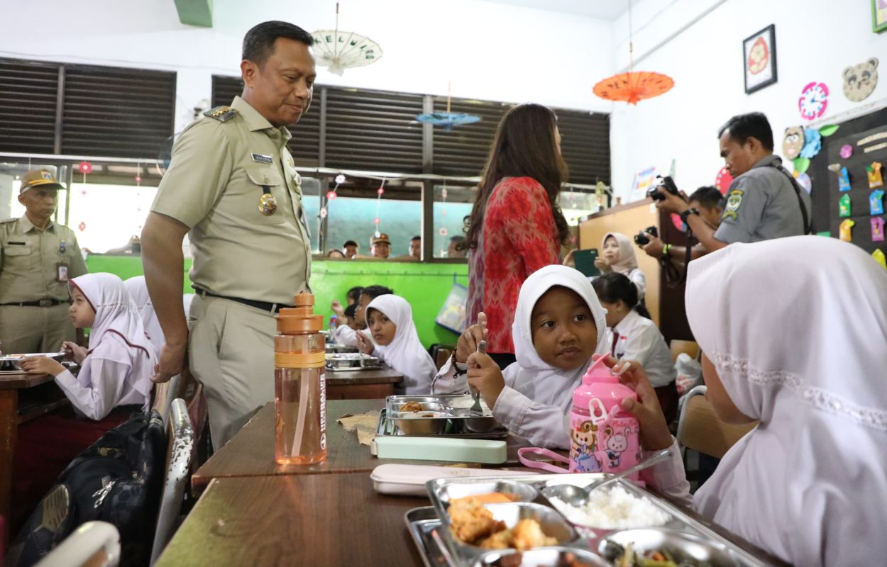 Walikota-Tinjau-Pemberian-Makan-Bergizi-Gratis-di-SDN-Bangka-01-Pagi