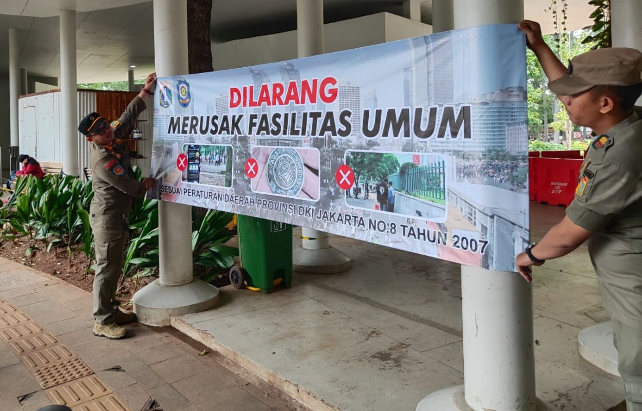 Spanduk-Larangan-Rusak-Fasilitas-Umum-Dipasang-di-Tebet-Eco-Park