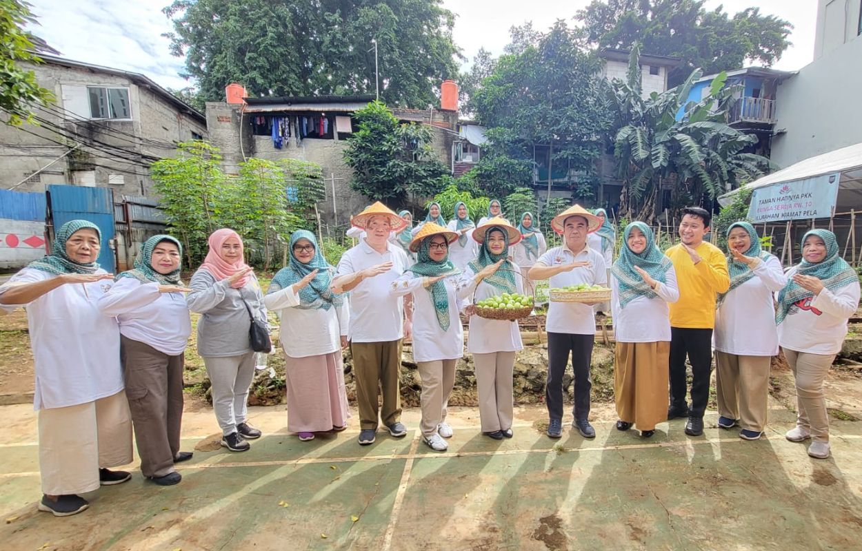 Hasil-Panen-di-Poktan-Green-House-Diberikan-Pada-Anak-Stunting