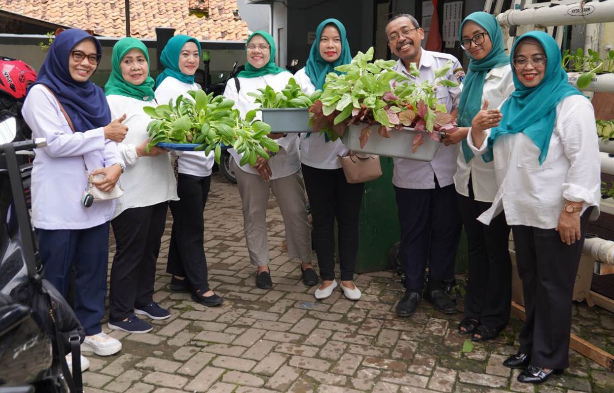 TP-PKK-Kecamatan-Setiabudi-Panen-Sayuran