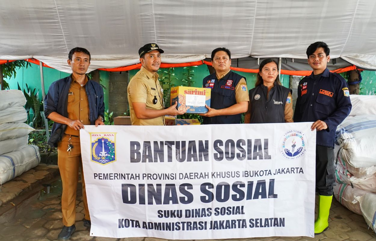 Sudinsos-Jaksel-Beri-Bantuan-Pada-Korban-Banjir-di-Pejaten-Timur