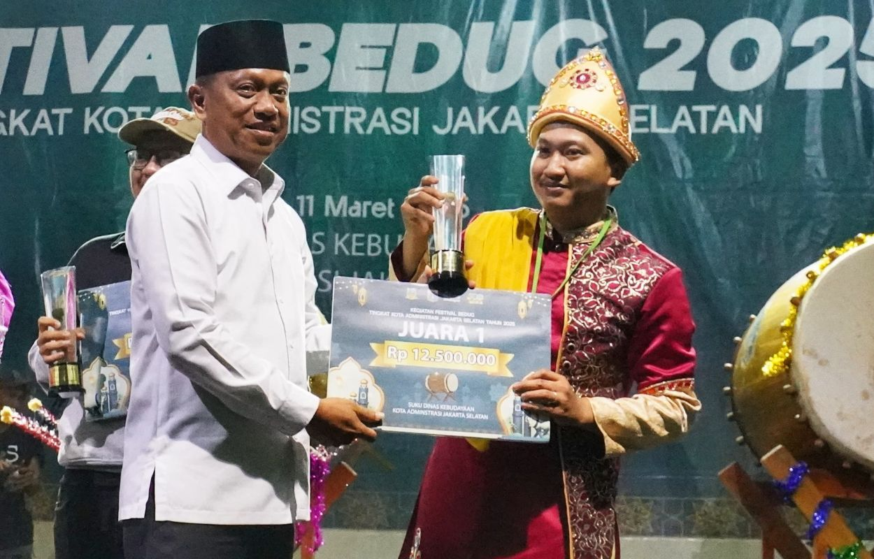 Walikota-Serahkan-Hadiah-Pada-Juara-Festival-Bedug-Jaksel-2025