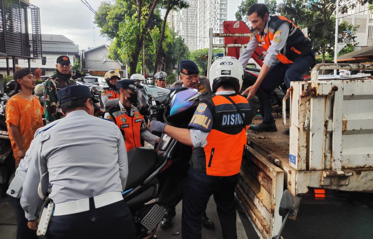 Puluhan-Kendaraan-Parkir-Liar-di-Jalan-Senopati-Ditertibkan