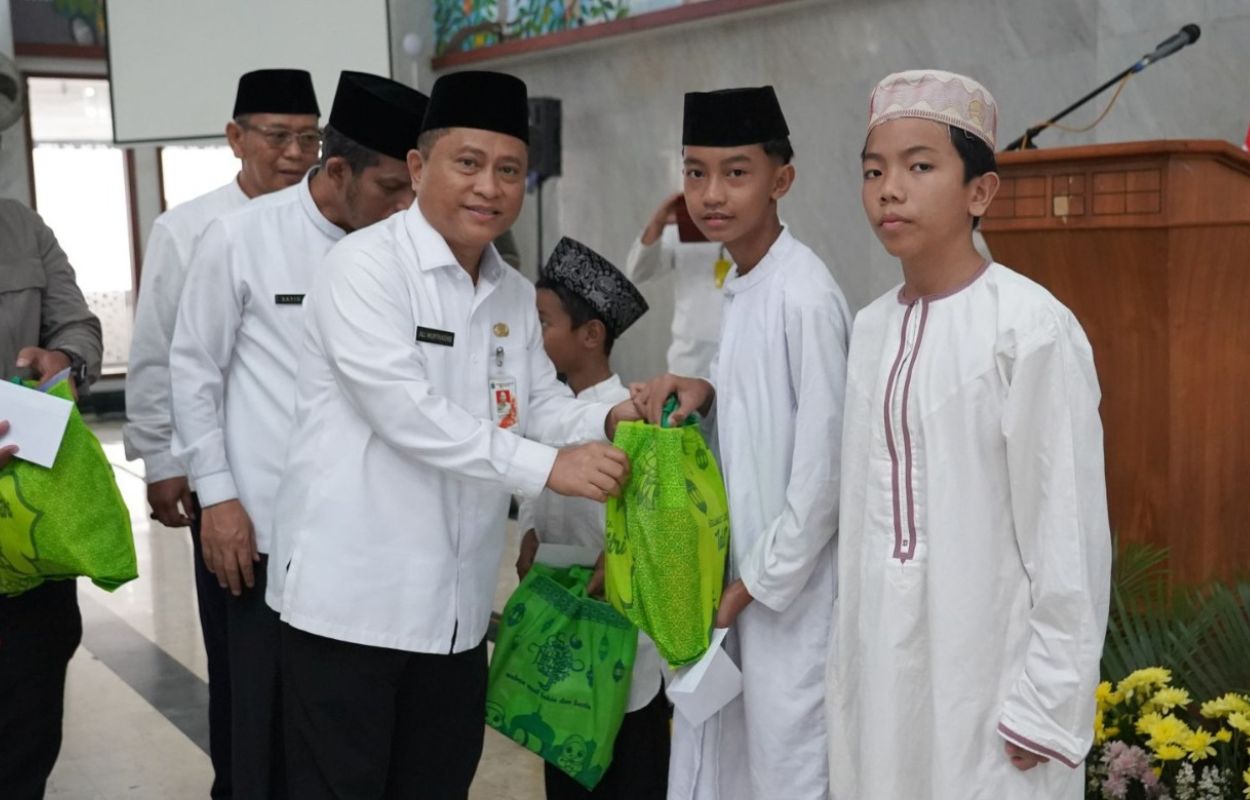 Plt-Wakil-Walikota-Jaksel-Serahkan-Satunan-Pada-Anak-Yatim