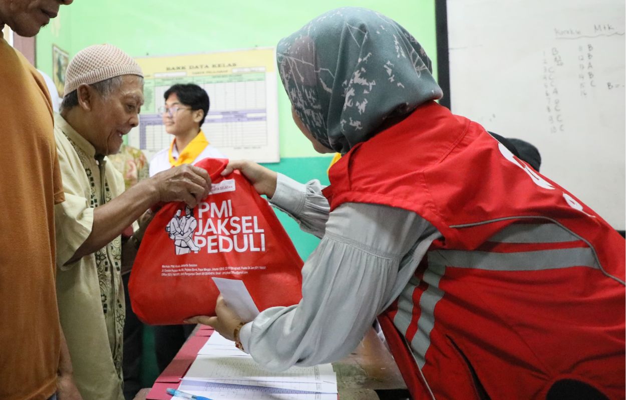 PMI-Jaksel-Gelar-Bakti-Sosial-di-Kelurahan-Petogogan