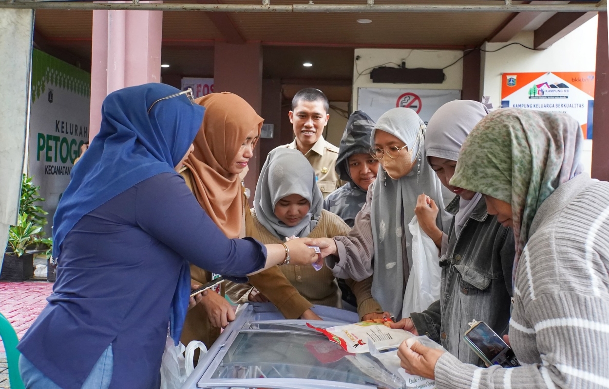 Warga-Sambut-Antusias-Bazar-Daging-di-Kantor-Kelurahan-Petogogan