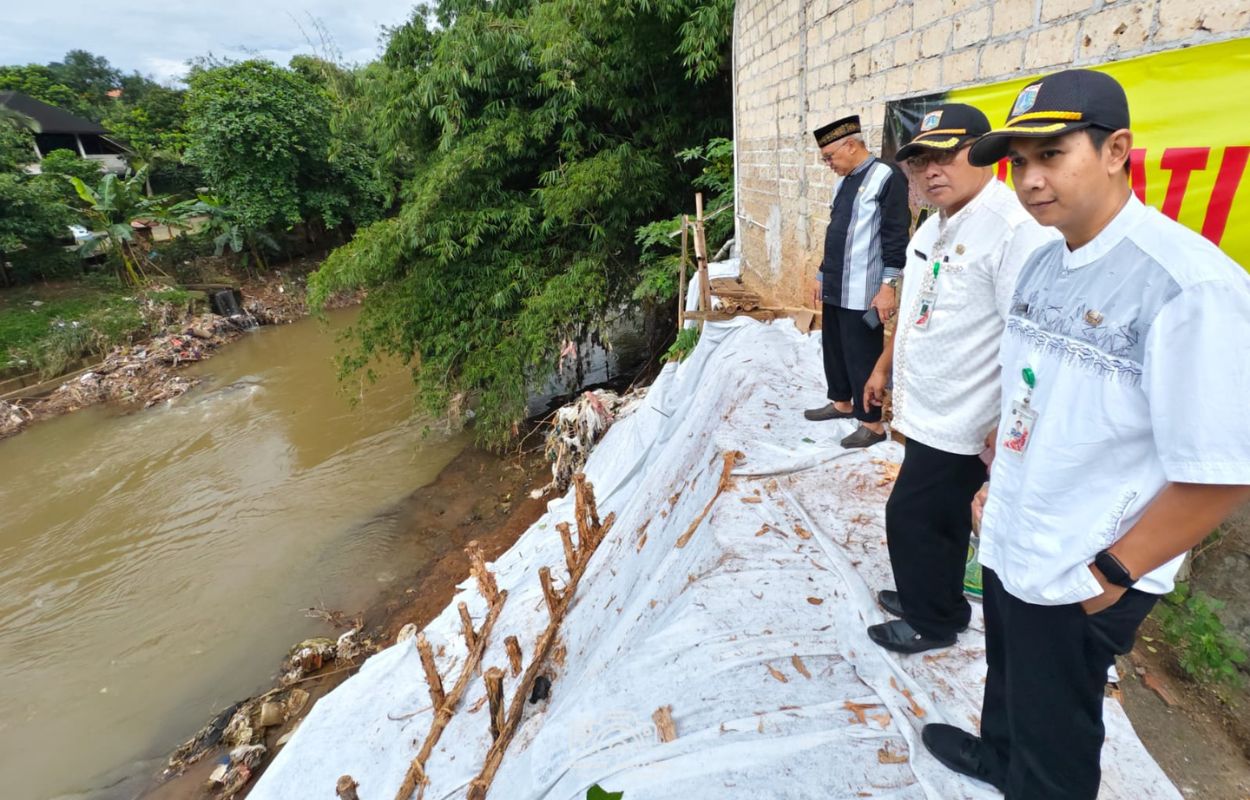 Pemkot-Jaksel-Lakukan-Dolken-di-Longsor-Tebing-Ciliwung