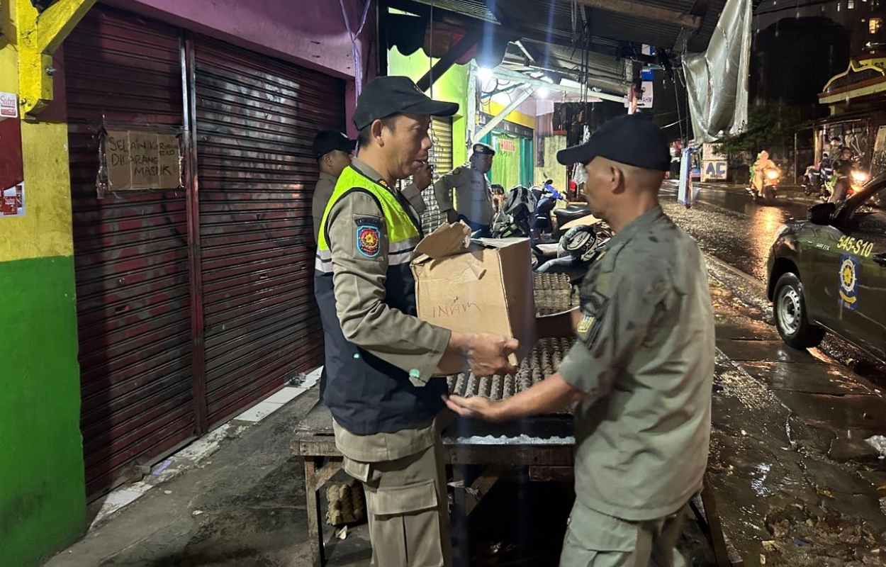 Petugas-Satpol-PP-Pesanggrahan-Sita-Puluhan-Botol-Miras-Tak-Berizin