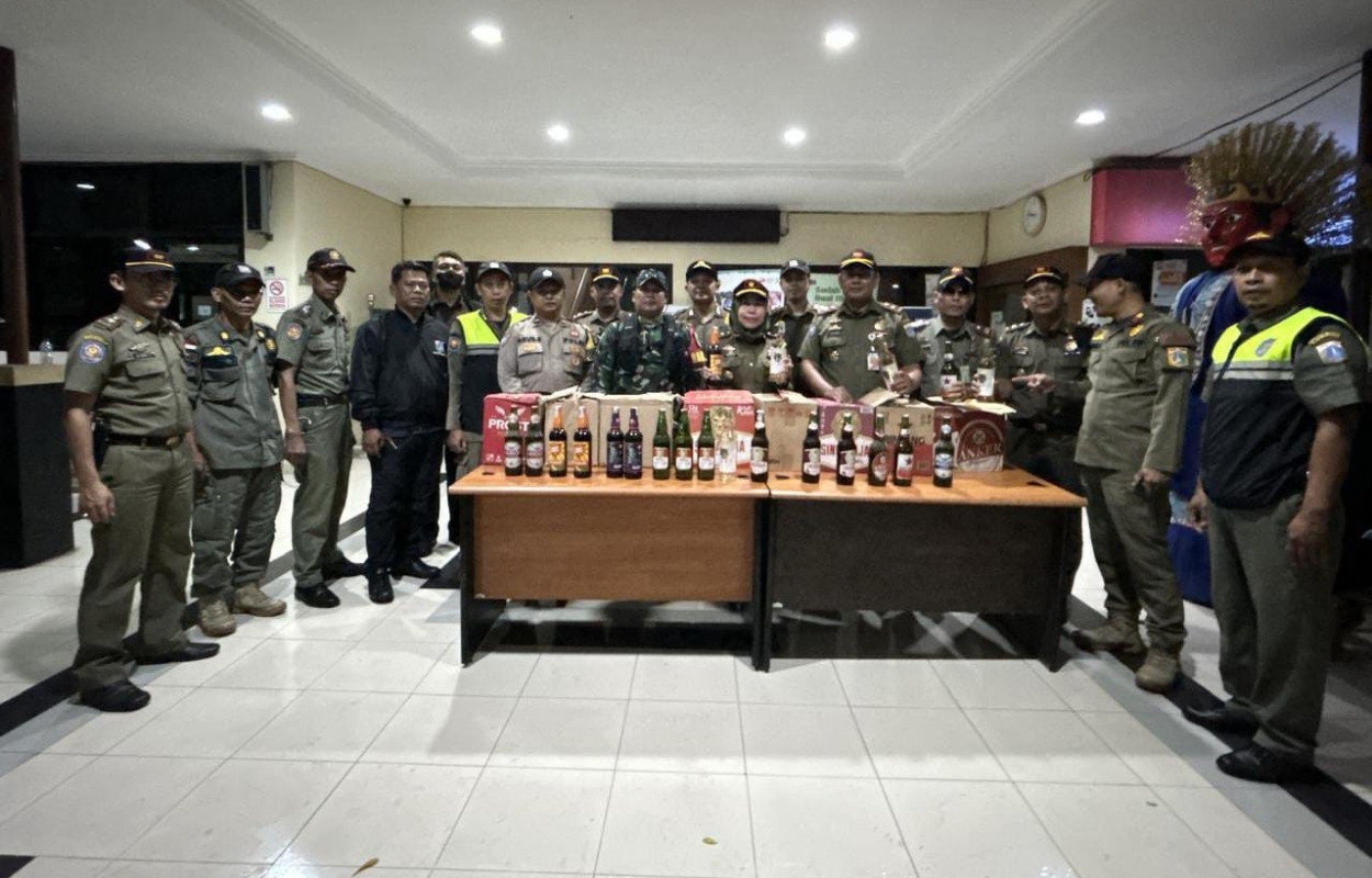 Petugas-Satpol-PP-Pesanggrahan-Sita-Puluhan-Botol-Miras-Tak-Berizin