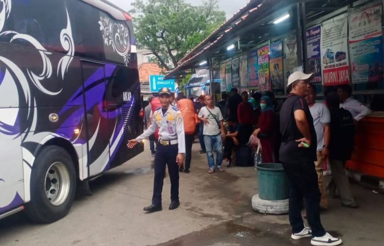 2317-Pemudik-Kembali-ke-Jakarta-Melalui-Terminal-Lebak-Bulus
