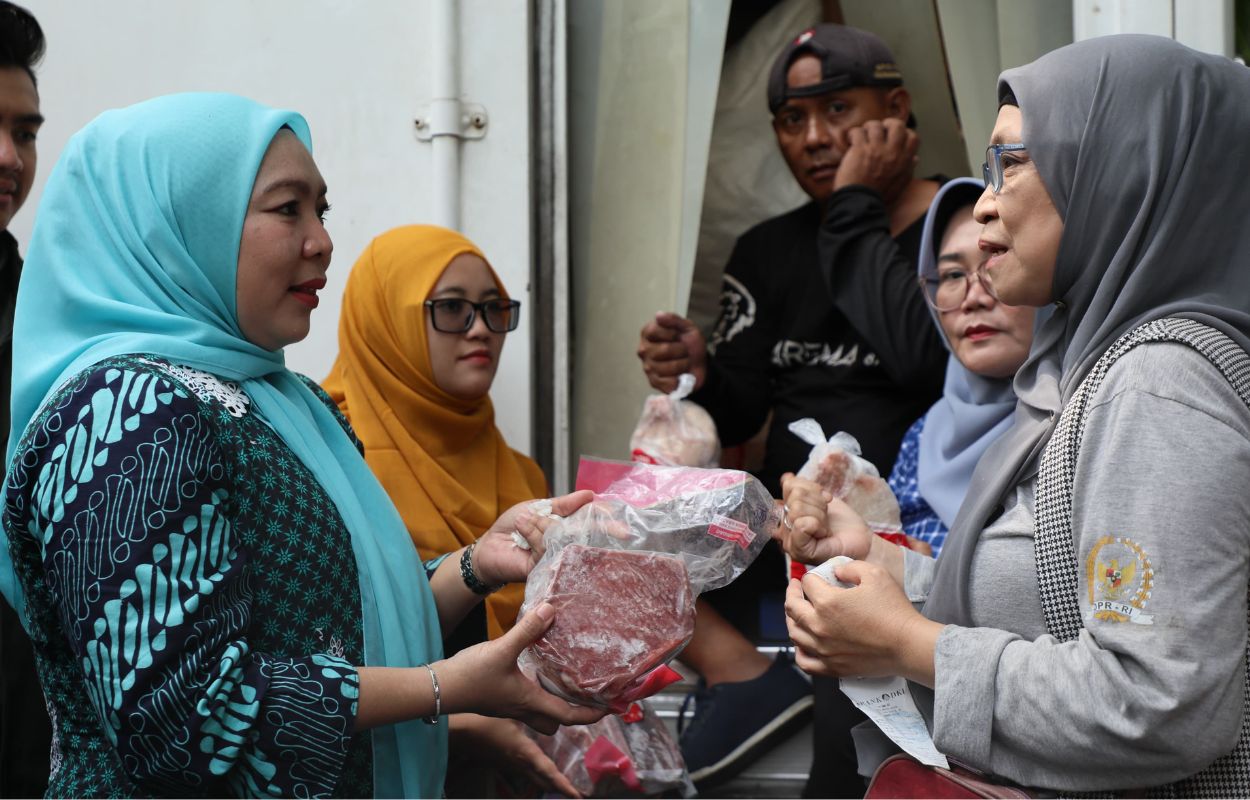 Ratusan-Warga-Pesanggrahan-Serbu-Paket-Pangan-Murah