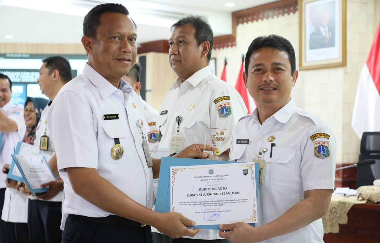 Walikota-Berikan-Penghargaan-Pada-Kelurahan-Dengan-Layanan-CRM-dan-SKM-Terbaik
