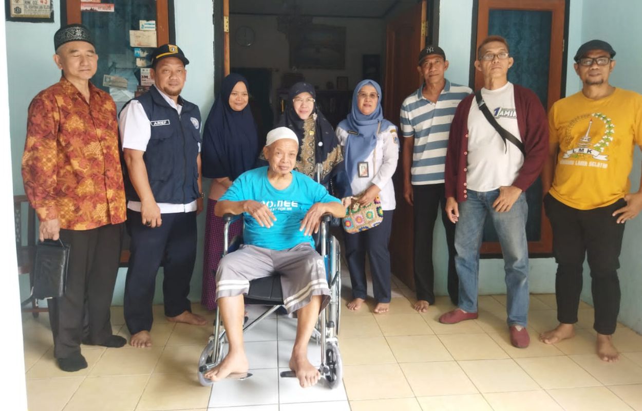 Sudinsos-Jaksel-Beri-Bantuan-Kursi-Roda-Untuk-Lansia-dan-Penyandang-Disabilitas