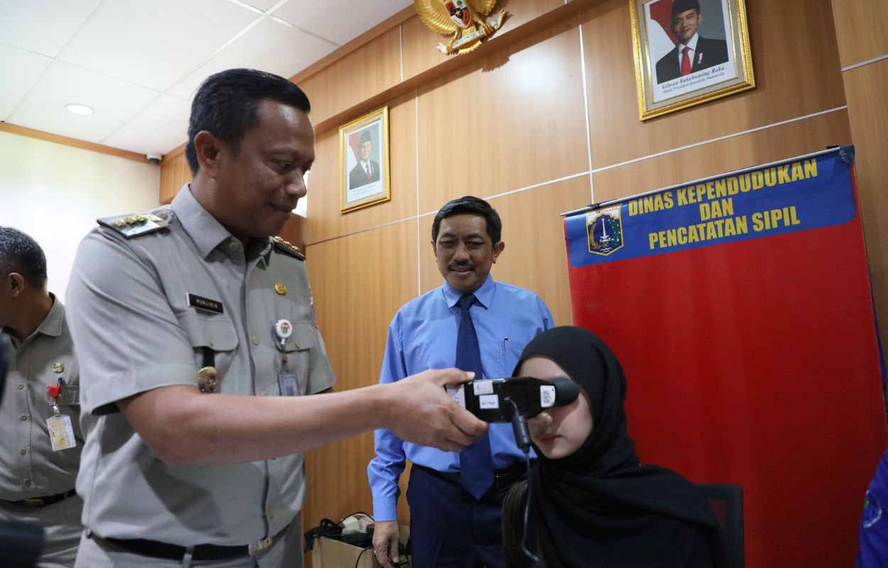 Walikota-Jaksel-Tinjau-Layanan-Jemput-Bola-Adminduk-di-SMA-Labschool