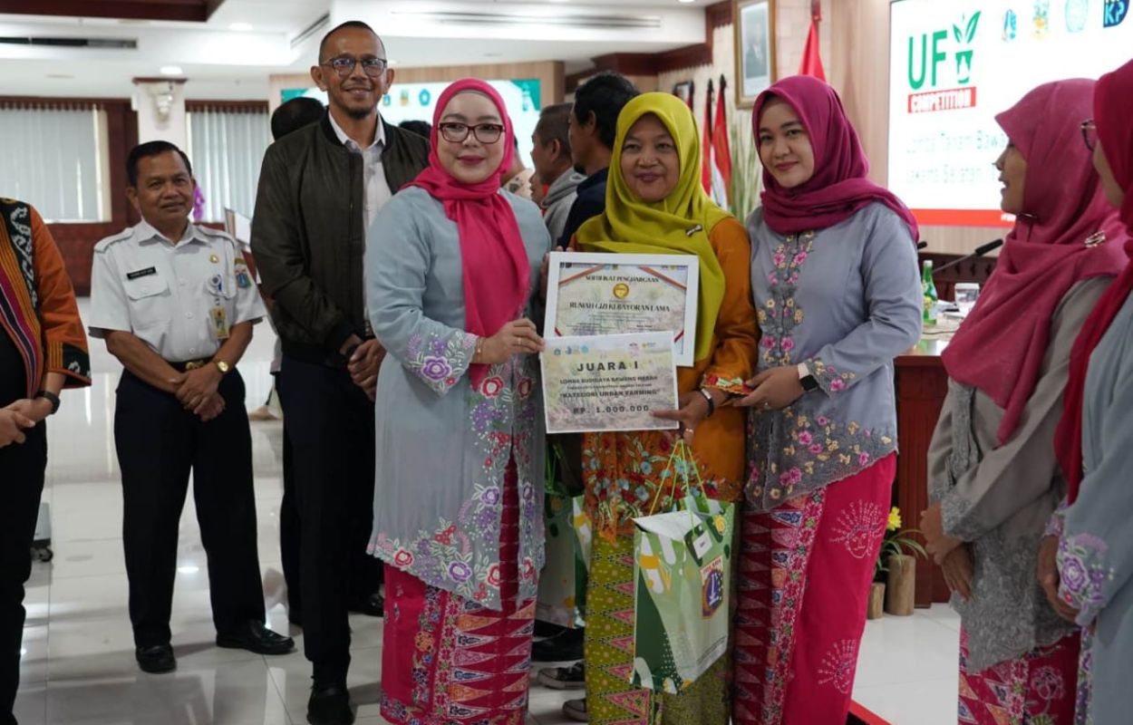 Pemenang-Lomba-Budidaya-Bawang-Merah-Terima-Apresiasi