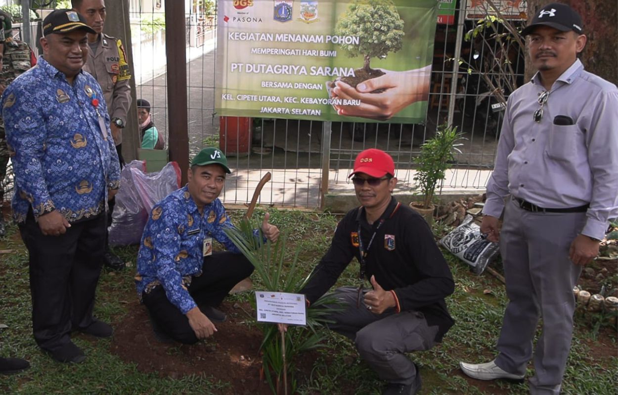Puluhan-Pohon-Ditanam-di-RPTRA-Taman-Sawo
