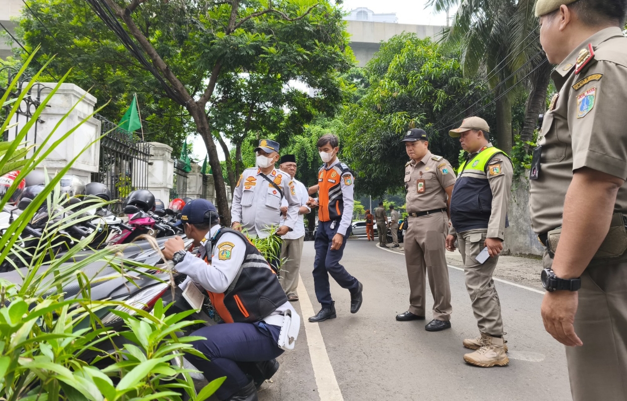 Petugas-Gabungan-Tertibkan-Parkir-Liar-di-Jalan-Kaimun
