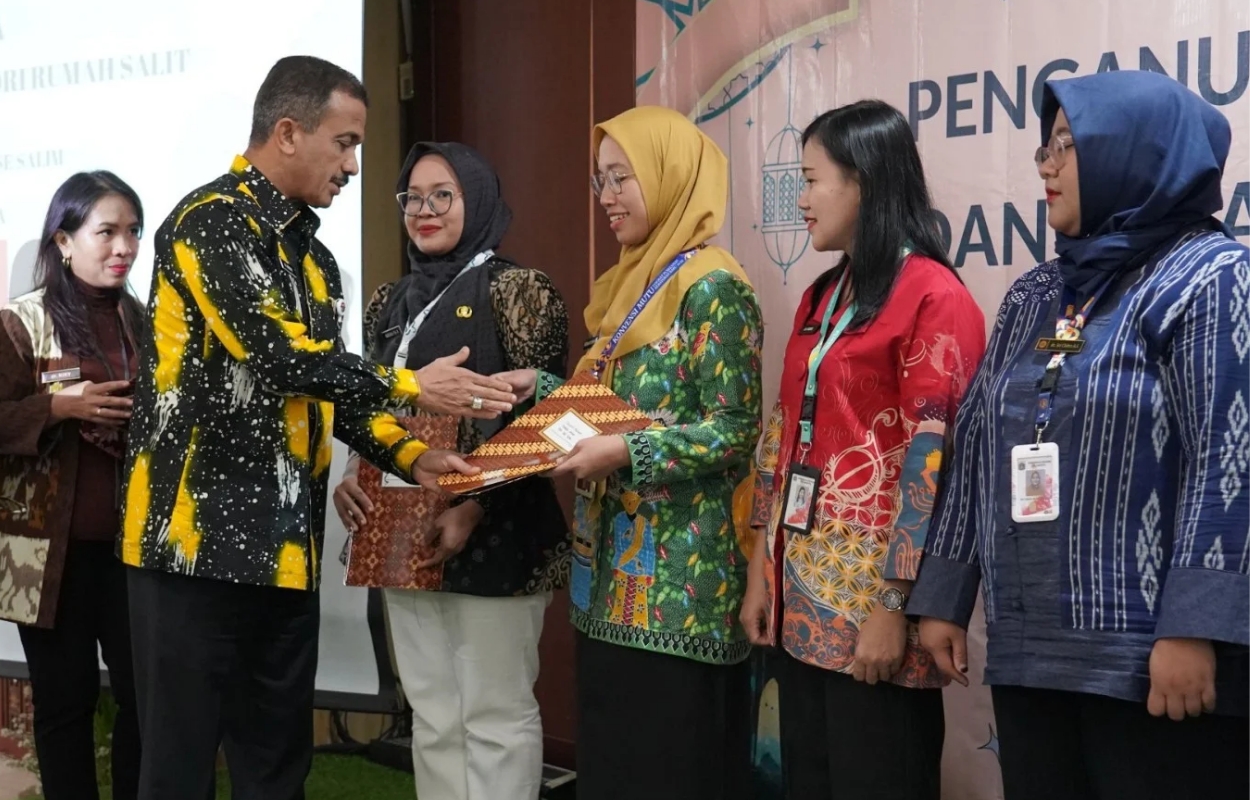 Walikota-Jaksel-Serahkan-Penghargaan-Pada-Tenaga-Medis-dan-Kesehatan-Teladan