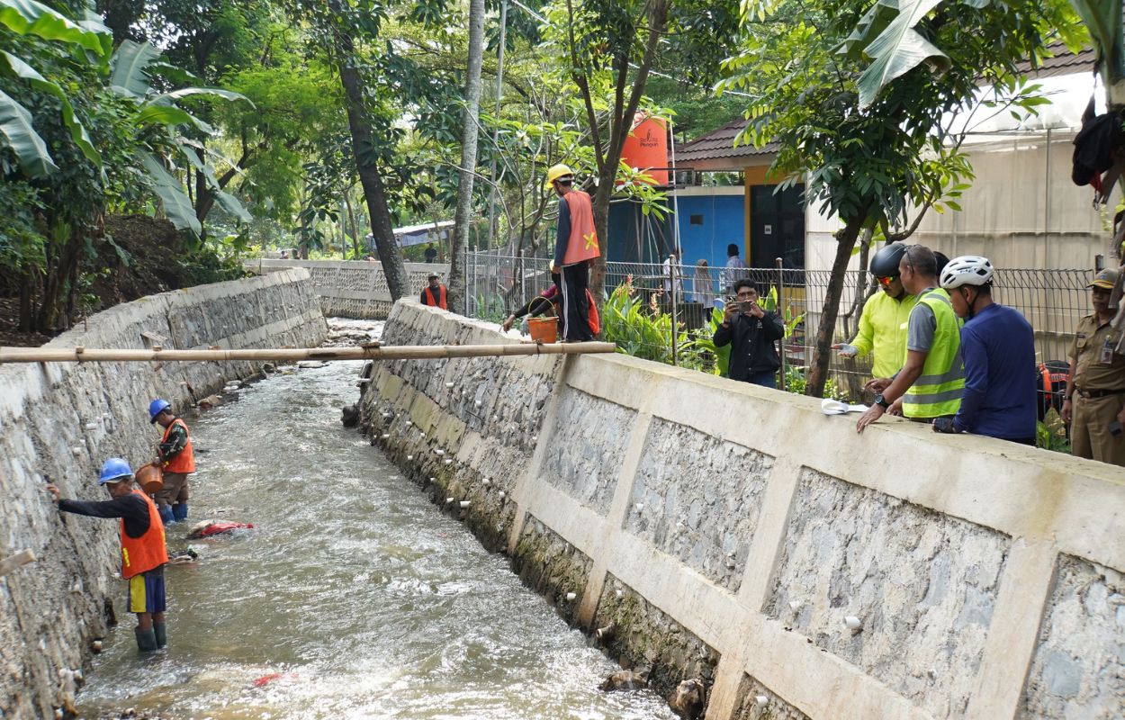 Walikota-Tinjau-Fasilitas-Pengendali-Banjir-di-Jagakarsa-dan-Pasar-Minggu