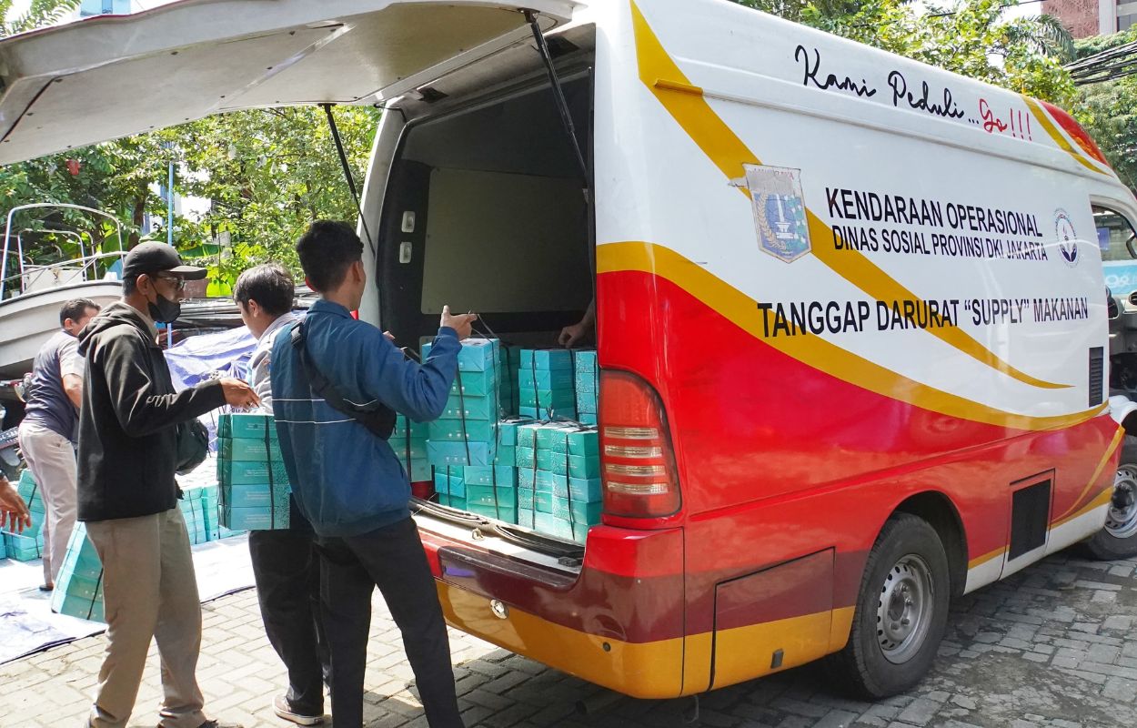 Sudinsos-Jaksel-Distribusikan-Ribuan-Kotak-Makanan-Untuk-Warga-Terdampak-Banjir
