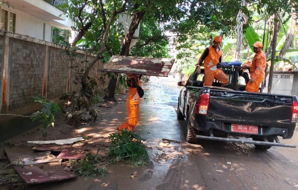 45-Personel-Gabungan-Bersihkan-Sisa-Genangan-di-Kelurahan-Pela-Mampang