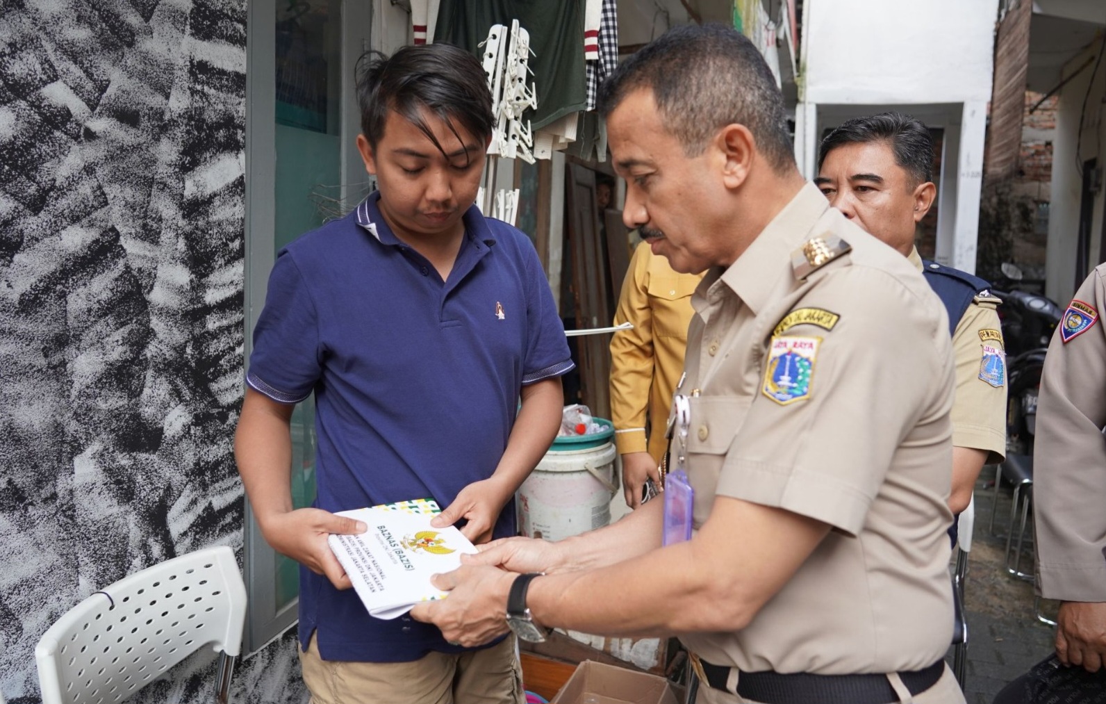Walikota-Jaksel-Serahkan-Santunan-Pada-Keluarga-Korban-Tersengat-Listrik