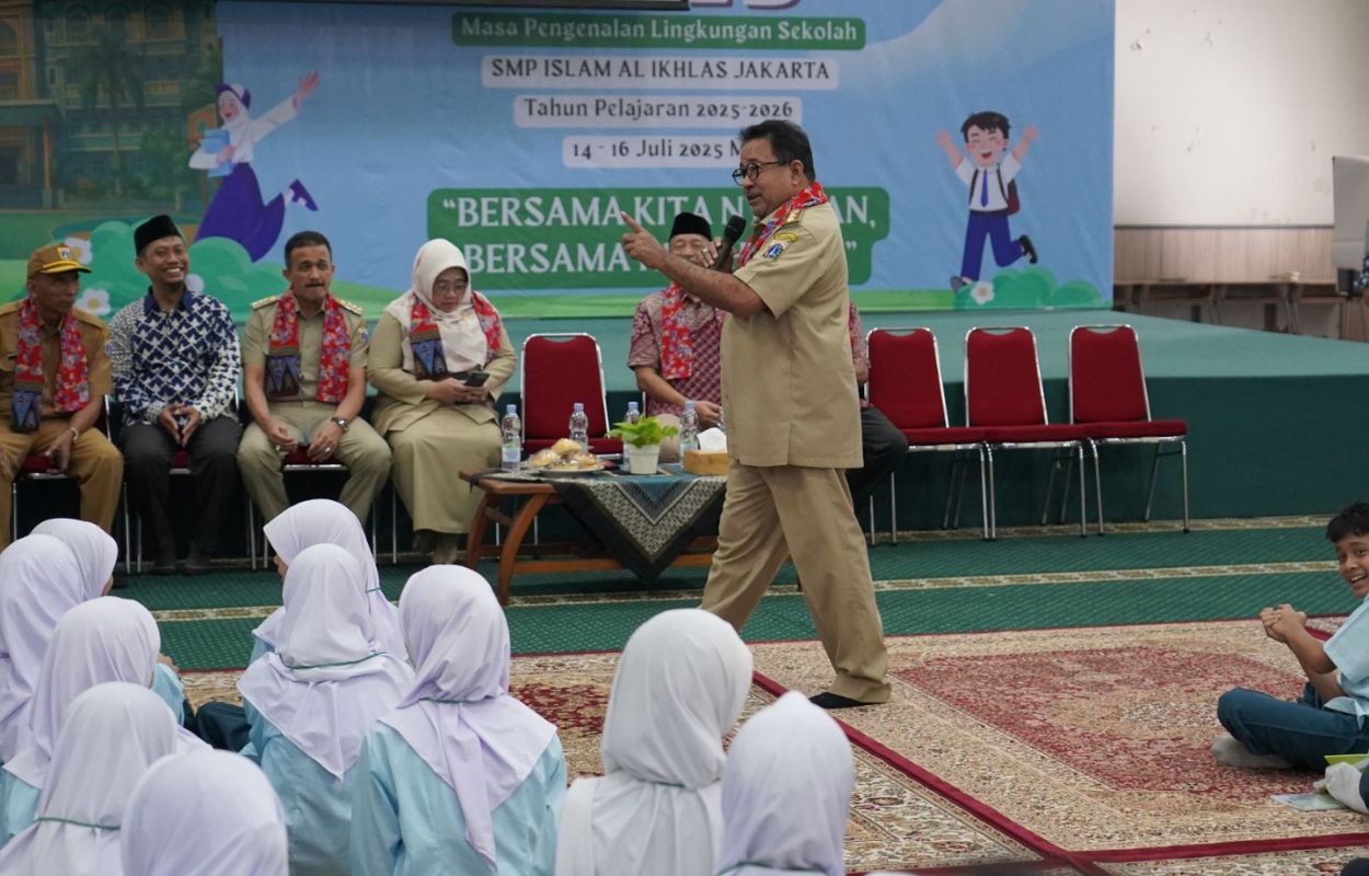 Wagub-Rano-Tinjau-Pelaksanaan-MPLS-di-Dua-Sekolah-di-Jaksel