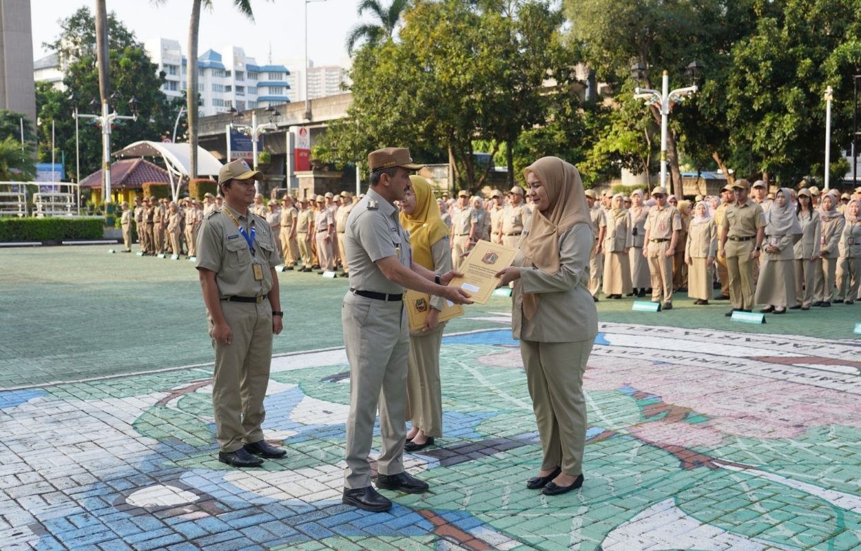 Walikota-Serahkan-Surat-Kenaikan-Pangkat-Pada-PNS-di-Lingkungan-Kota-Jaksel