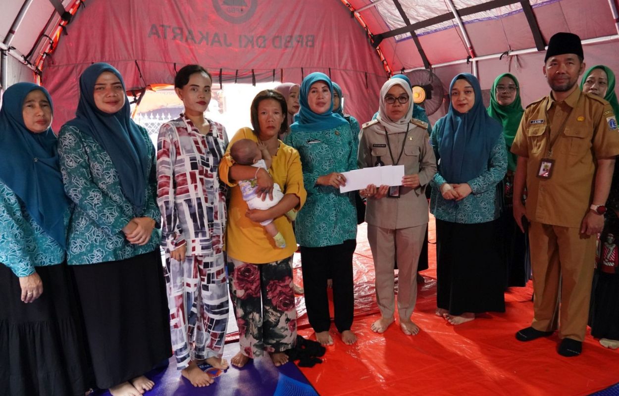 Ketua-TP-PKK-Jaksel-Kunjungi-Korban-Kebakaran-di-Bukit-Duri