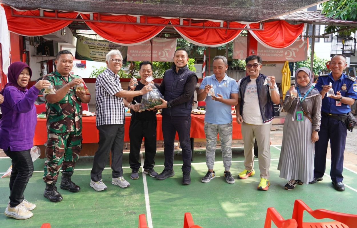 Sudin-KPKP-Berikan-Ratusan-Ikan-Cupang-Pada-Kelurahan-Tebet-Barat