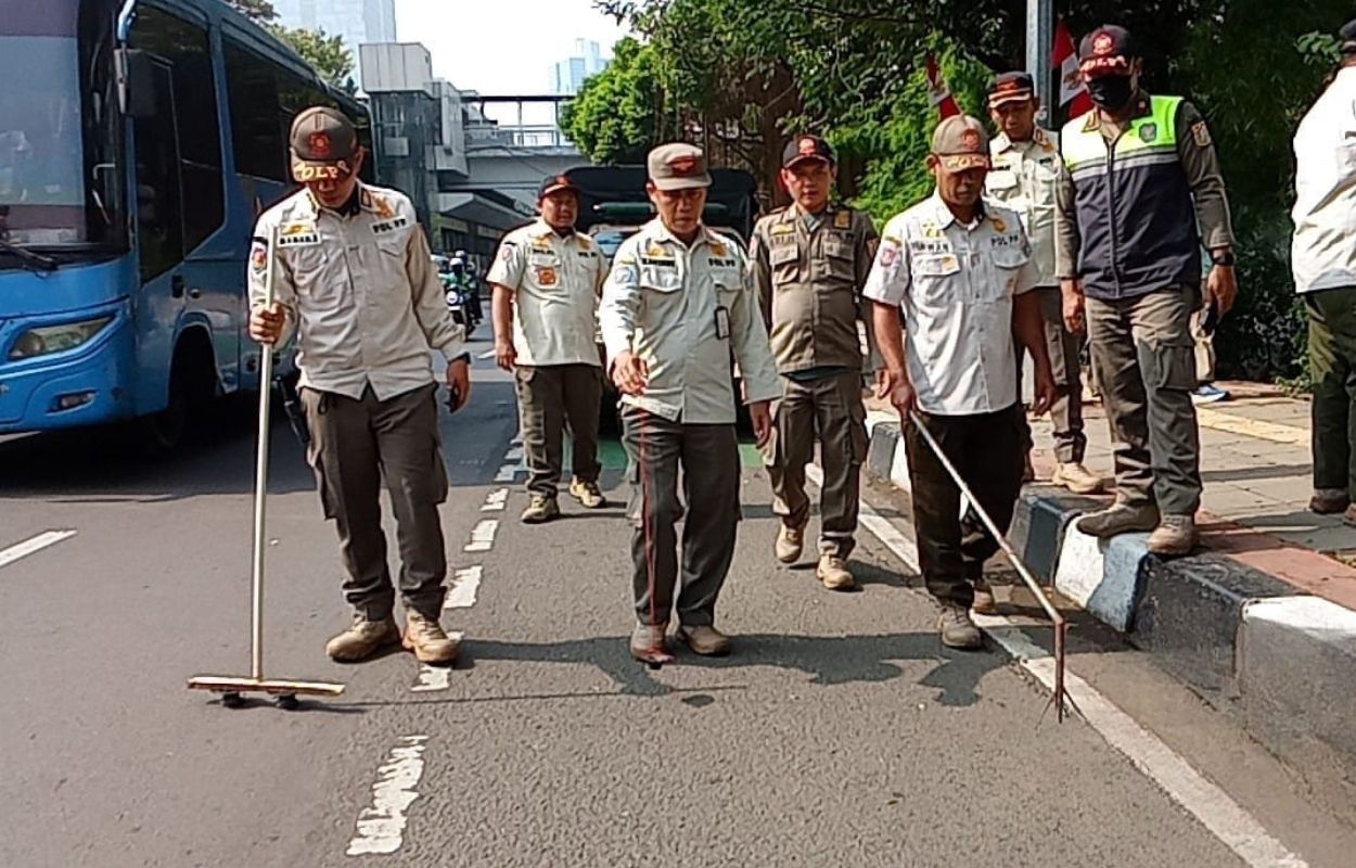 Tindaklanjuti-Laporan-Warga-Satpol-PP-Kebayoran-Baru-Razia-Ranjau-Paku