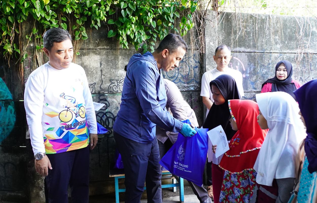 Walikota-M-Anwar-Serahkan-Santunan-Anak-Yatim-di-Kramat-Pela