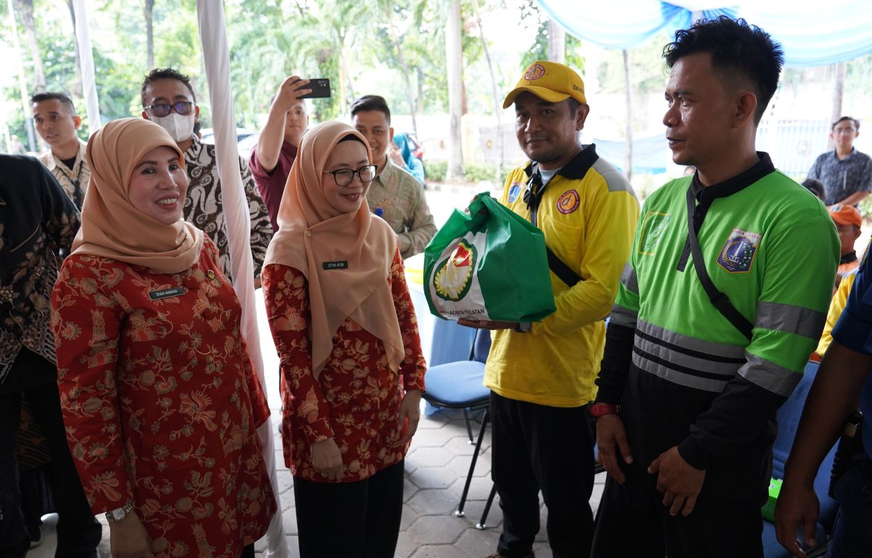 DWP-Jaksel-Bagikan-Paket-Sembako-Pada-1181-PJLP