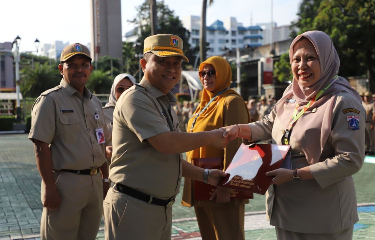PNS-Jaksel-Terima-Penghargaan-Satyalancana-Karya-Satya
