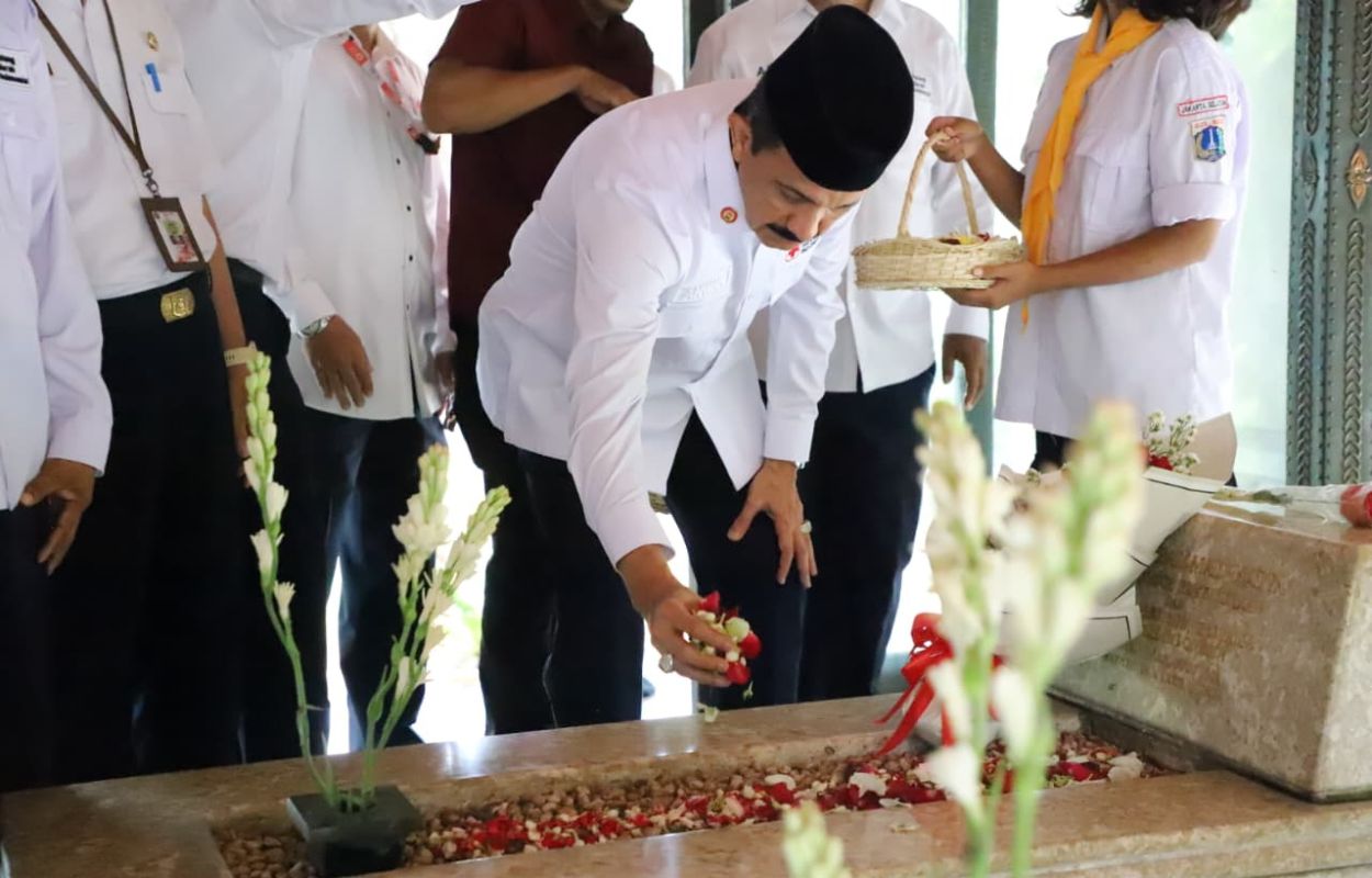 Peringati-HUT-ke-80-PMI-Walikota-M-Anwar-Tabur-Bunga-di-Makam-Bung-Hatta