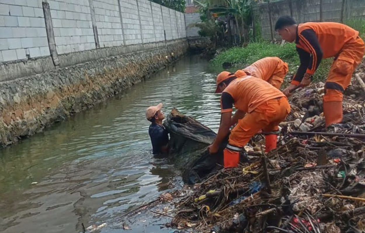 Petugas-Gabungan-Bersihkan-Sampah-di-Kali-Kramat