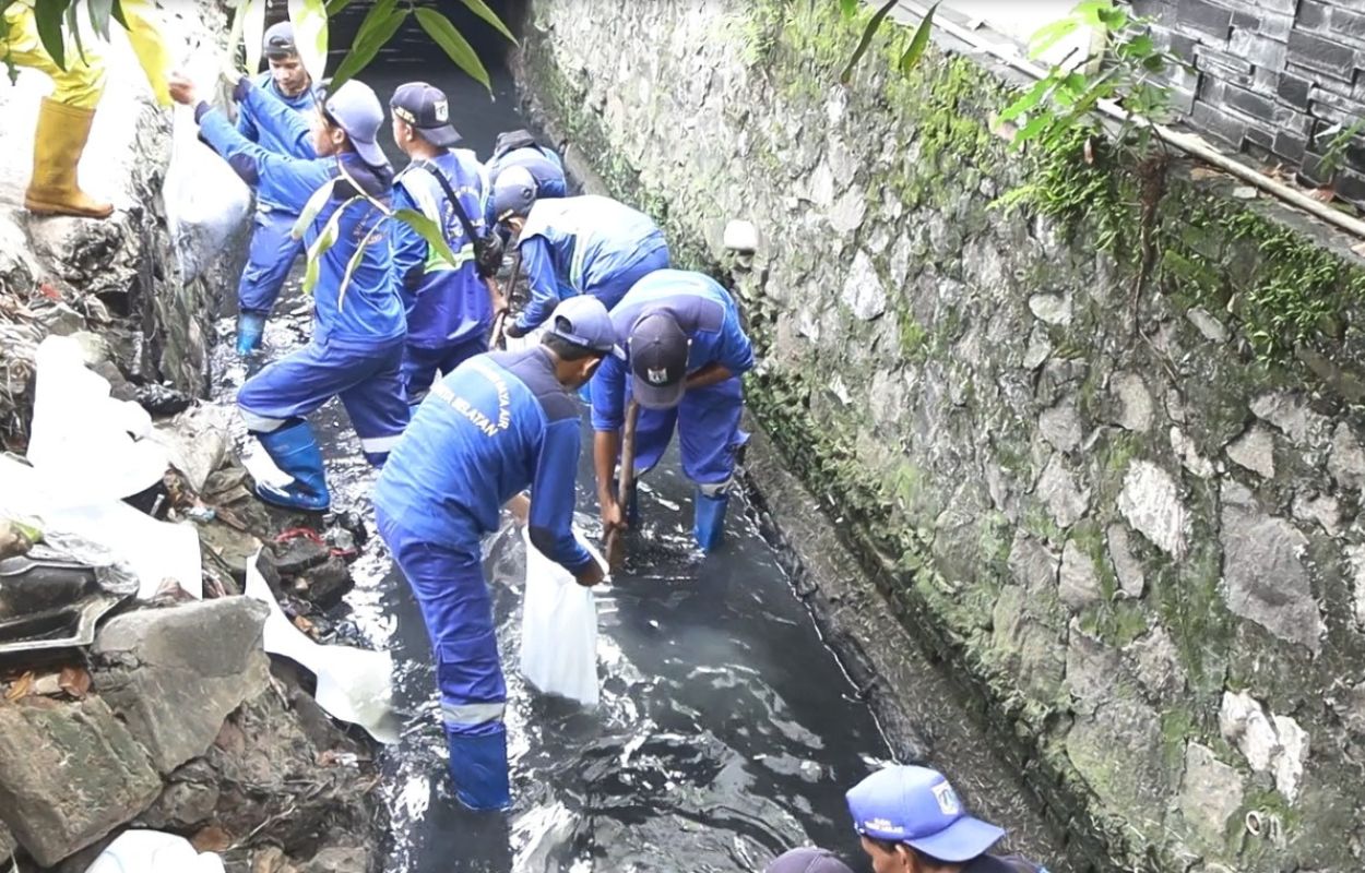 Antisipasi-Banjir-Pemkot-Jaksel-Gelar-Kerja-Bakti-di-Kali-Grogol-dan-Jalan-Pluis