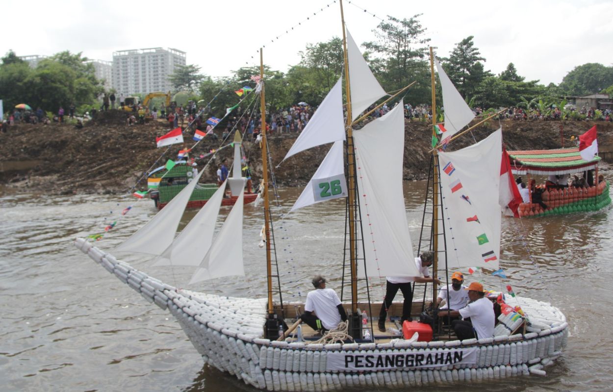 Puluhan-Perahu-Dari-Botol-Plastik-Bekas-Meriahkan-Festival-Perahu-Cilung-2025