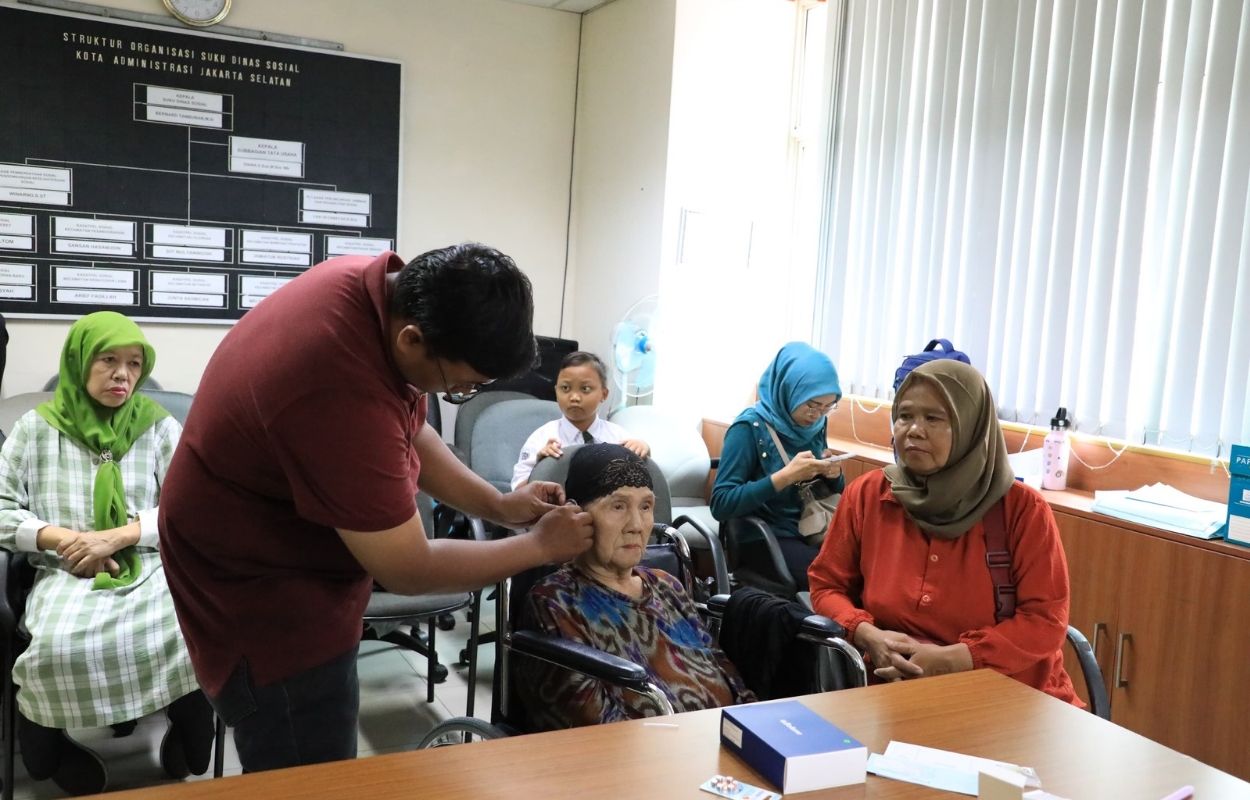 Sudinsos-Jaksel-Distribusikan-Alat-Bantu-Dengar-Pada-Warga