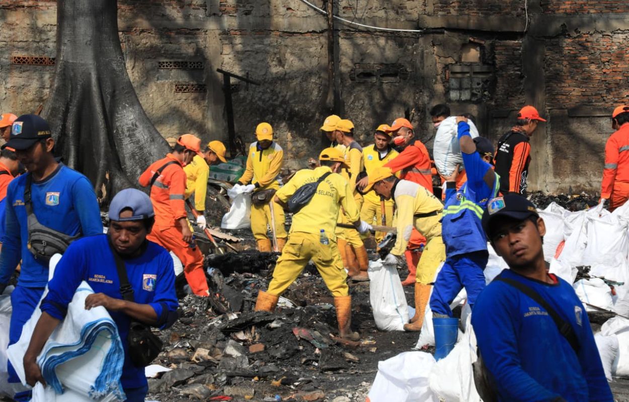 150-Personel-Gabungan-Dikerahkan-Bersihkan-Puing-Sisa-Kebakaran-di-Pengadegan