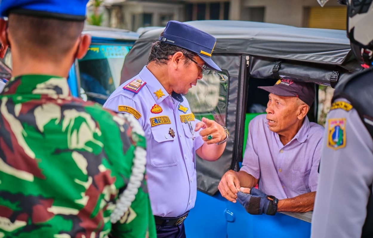 Personel-Gabungan-Tertibkan-Parkir-Liar-di-Jalan-Kyai-Maja