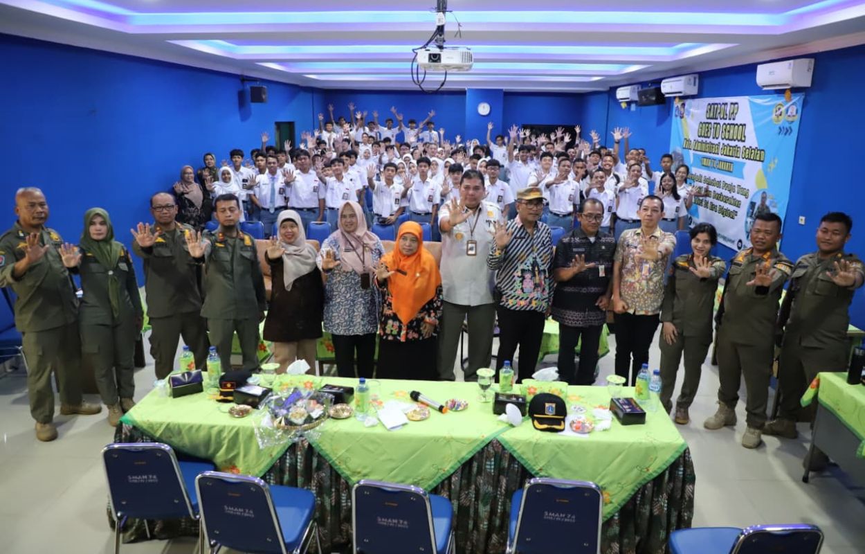 Satpol-PP-Ajak-Pelajar-SMAN-74-Jakarta-Ikut-Jaga-Ketertiban-Umum