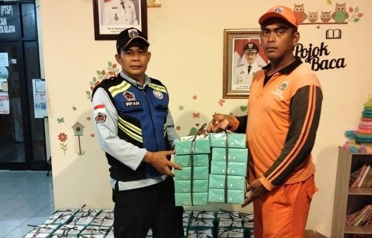 Sudinsos-Beri-Bantuan-Pada-Korban-Terdampak-Banjir-di-Sejumlah-Wilayah-di-Jaksel