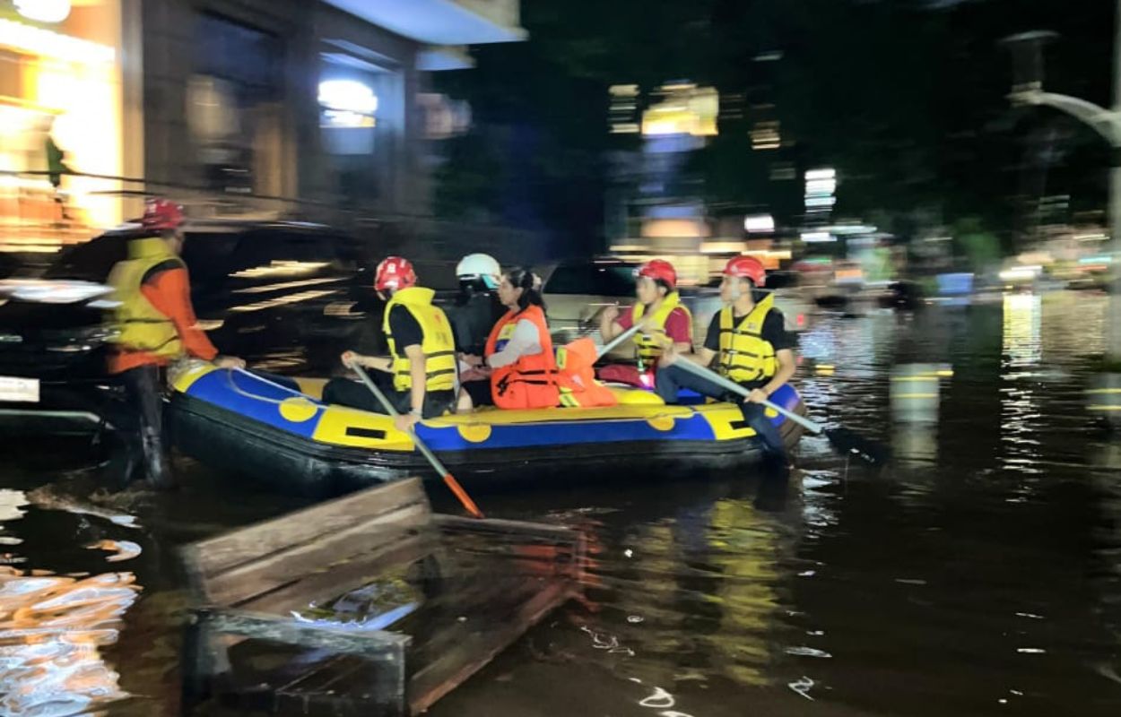 PMI-Jaksel-Evakuasi-Warga-Terdampak-Banjir-di-Sejumlah-Kelurahan