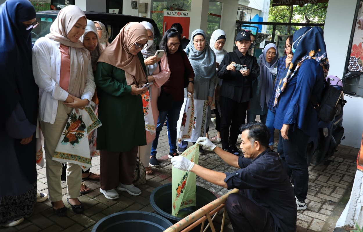 Puluhan-Ibu-ibu-di-Pejaten-Barat-Ikut-Latihan-Membatik