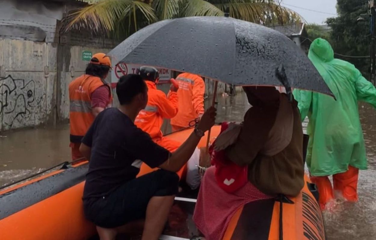 Petugas-Gabungan-Evakuasi-Pasien-Puskemas-Pela-Mampang-yang-Terdampak-Banjir