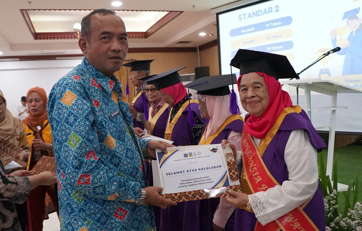 129-Lansia-Peserta-Sekolah-Lansia-Diwisuda
