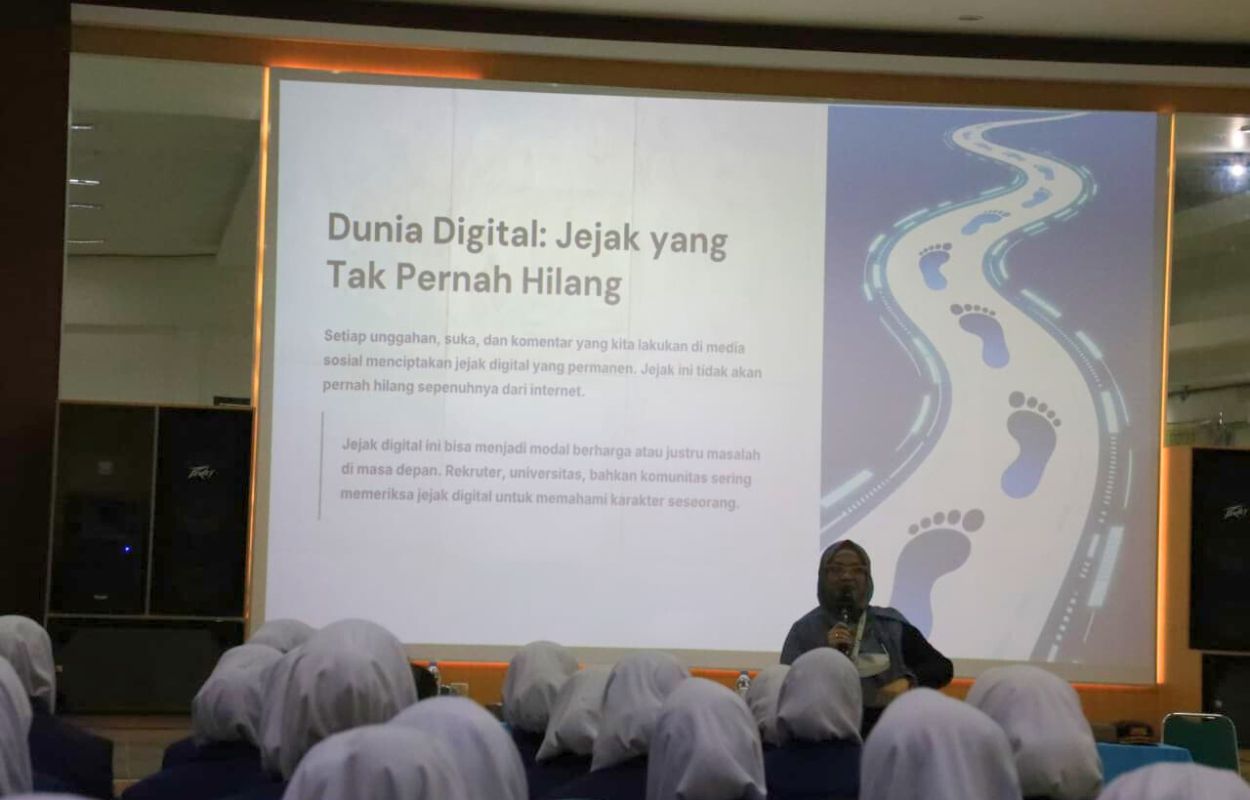 Satpol-PP-Jaksel-Ingatkan-Pelajar-SMKN-8-Jakarta-Agar-Bijak-Bermedsos