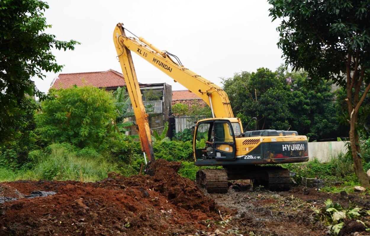 Ratusan-Petugas-Gabungan-Kuras-Kali-Lenggong-Jagakarsa