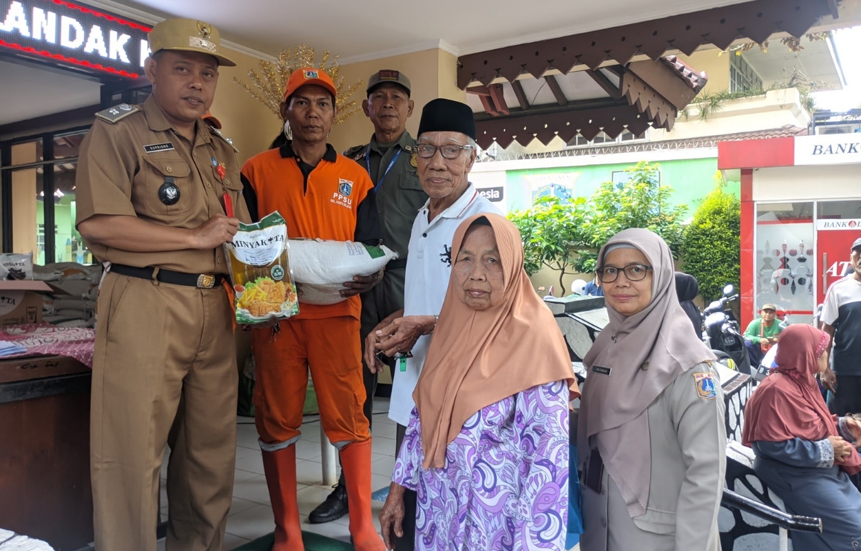 470-Warga-Cipete-Selatan-Terima-Bantuan-Pangan
